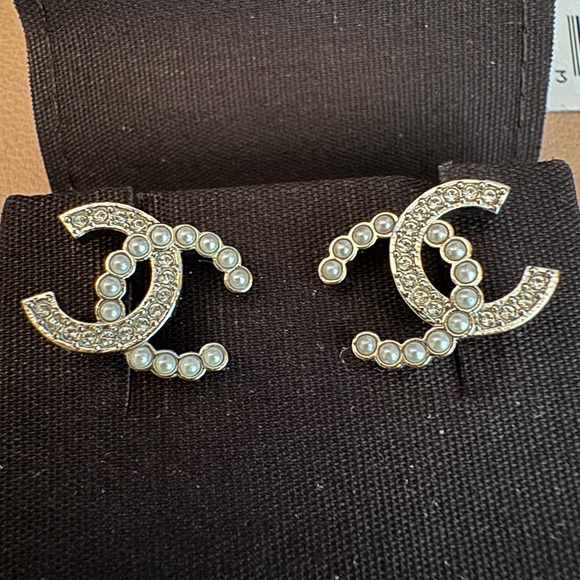 💯 Authentic Chanel CC Pearl Crystal Earrings 24S collection - Picture 3 of 8